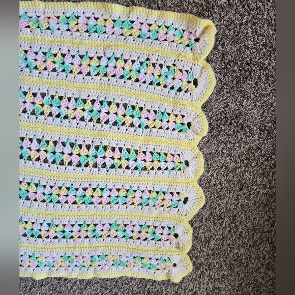 Vintage 1988 Crochet Baby Blanket 50 X 33 Unisex Colors Scalloped Edges Wrap - Picture 5 of 9
